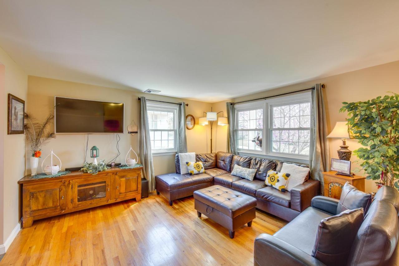 Charming 10 Mi To Downtown Lancaster! Сasa de vacaciones Leola